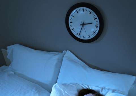 Problemas com insônia podem ser driblados com 3 exercícios para fazer antes de dormir