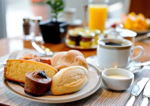 Café da manhã beneficente arrecada recursos para instituição de acolhimento