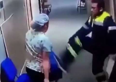 Vídeo mostra momento em que paramédico chuta barriga de enfermeira grávida em hospital 