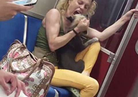 Mulher é flagrada mordendo cachorro e cena causa revolta 