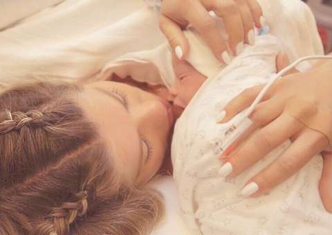 Karina Bacchi posta primeira foto com o filho fruto de produção independente 