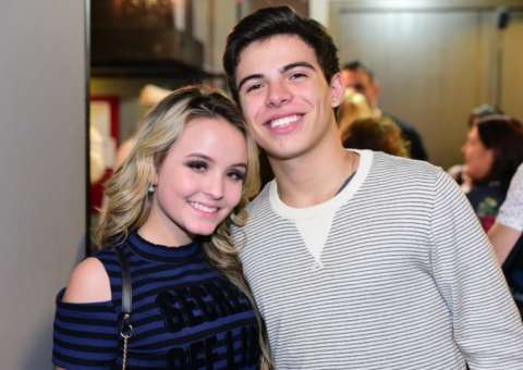 Larissa Manoela nega fim de namoro com Thomaz Costa
