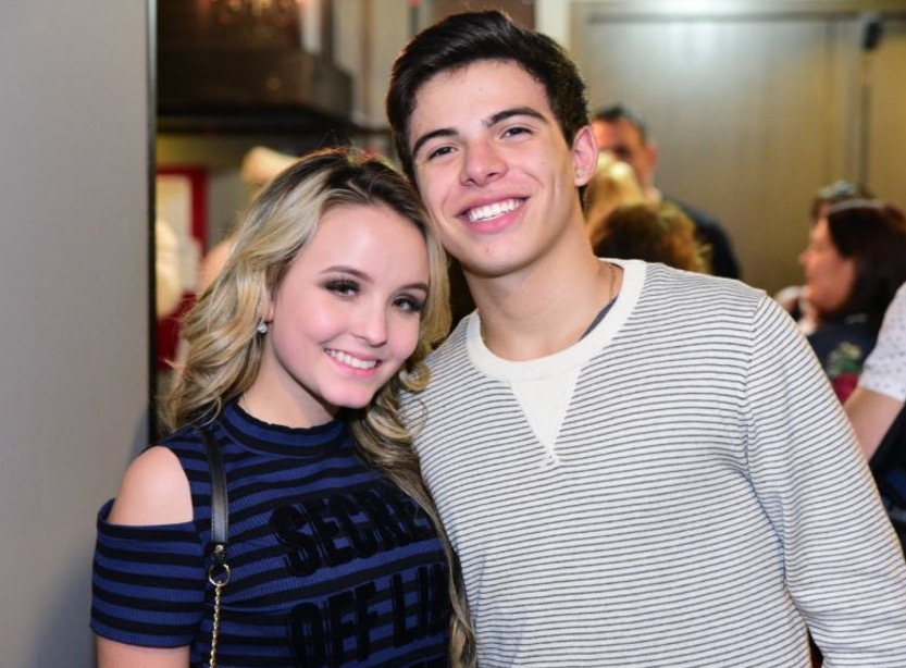 Larissa Manoela nega fim de namoro com Thomaz Costa