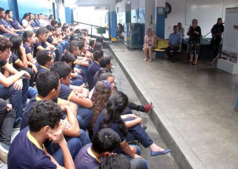 Em Manaus, exposição itinerante leva a história da Educação no Amazonas para escolas 