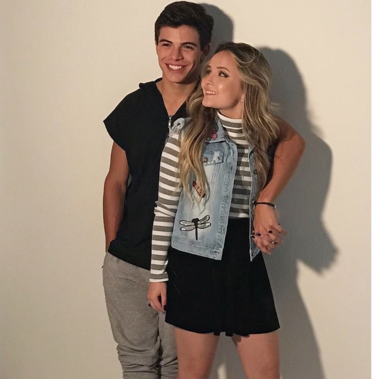 Thomaz Costa desmente assessoria de Larissa Manoela e confirma fim de namoro