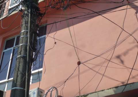 Prédio comercial é flagrado com 'gato' de energia durante operação em Manaus