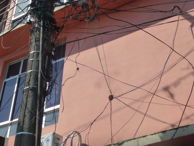 Prédio comercial é flagrado com 'gato' de energia durante operação em Manaus