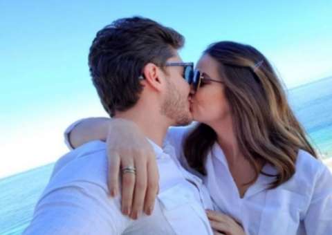 Klebber Toledo se declara para Camila Queiroz em aniversário de namoro