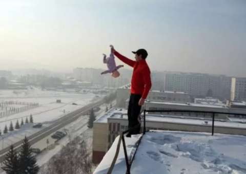 Pai põe filho bebê em risco em troca de 'likes'. Veja vídeo 