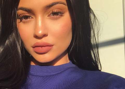 Dona de empresa bilionária, Kylie Jenner mostra curvas avassaladoras de biquíni