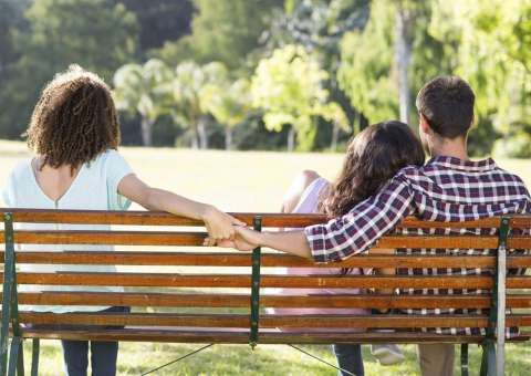 Pesquisa aponta horário em que brasileiros casados mais traem