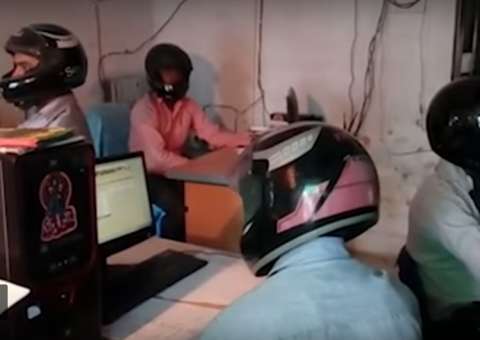 Por que esses funcionários são obrigados a trabalhar de capacete? Entenda