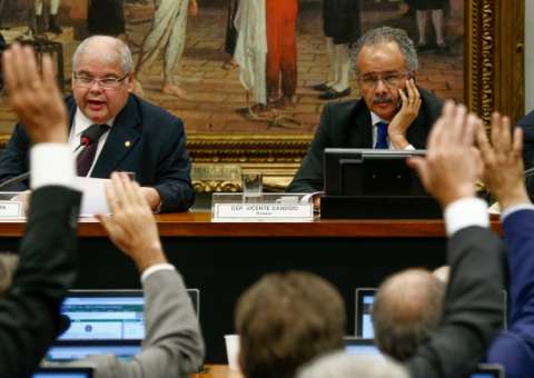 Comissão da Câmara aprova distritão, sistema que favorece reeleição, para 2018