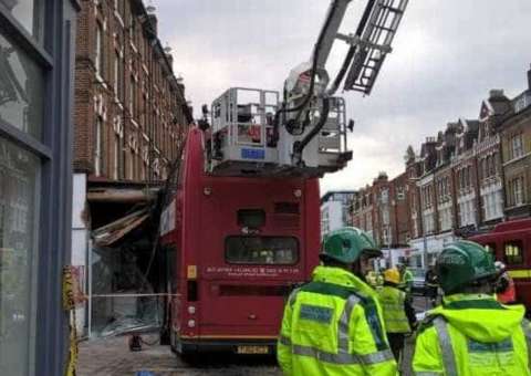 Ônibus invade loja e deixa 10 pessoas feridas em Londres