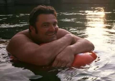 Homem surpreende ao nadar todos os dias rumo ao trabalho 