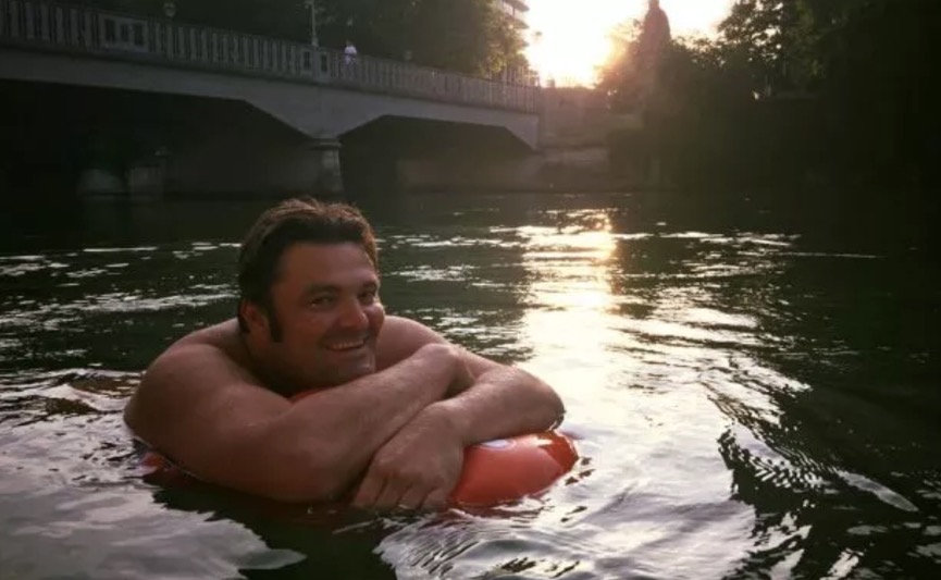 Homem surpreende ao nadar todos os dias rumo ao trabalho 