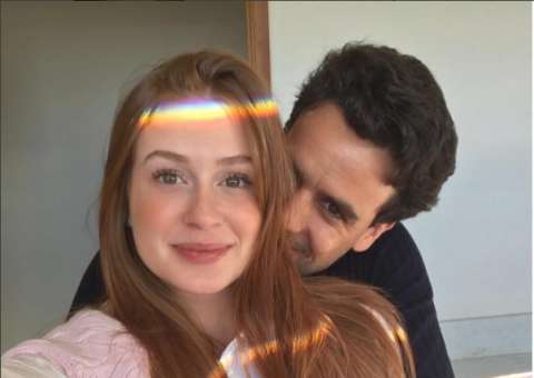 Marina Ruy Barbosa ganha chamego do noivo e posa com carinha de apaixonada