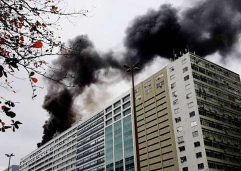 Incêndio atinge prédio da Embratel na Avenida Presidente Vargas, no Centro 