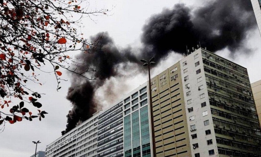 Incêndio atinge prédio da Embratel na Avenida Presidente Vargas, no Centro 