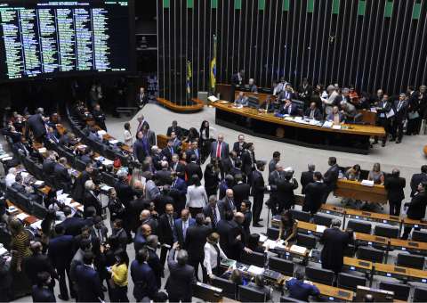 Comissão na Câmara rejeita proposta que pede fim dos cargos de vice