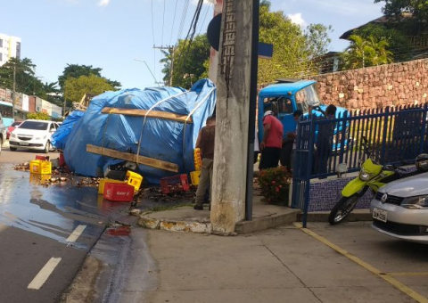 Trânsito fica congestionado após carga de cerveja cair em avenida de Manaus