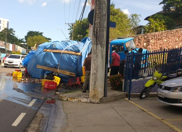 Trânsito fica congestionado após carga de cerveja cair em avenida de Manaus