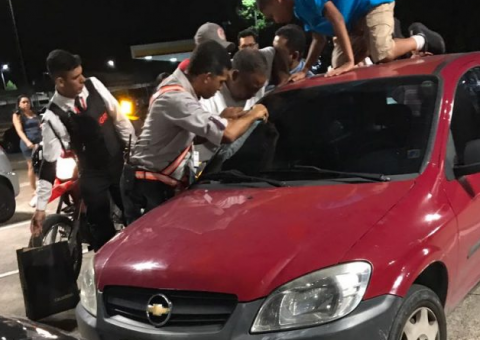Criança é salva em shopping de Manaus após ficar presa dentro de carro