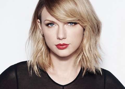 Mãe de Taylor Swift revela aflição da cantora após assédio: 'Estava tremendo, humilhada'