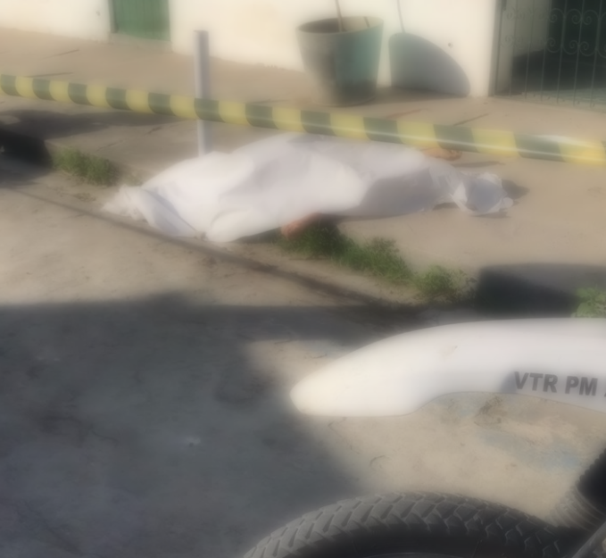 Suspeito de assaltar ônibus é morto e comparsa é preso após perseguição em Manaus