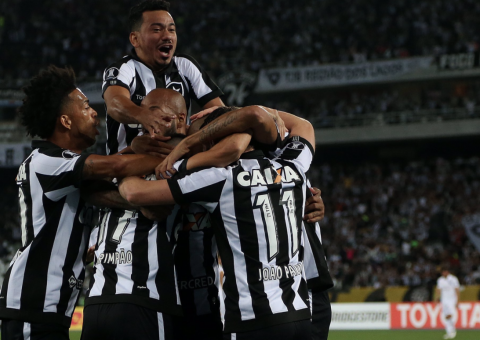 De casa cheia, Botafogo vence o Nacional por 2 a 0 e vai às quartas da Libertadores