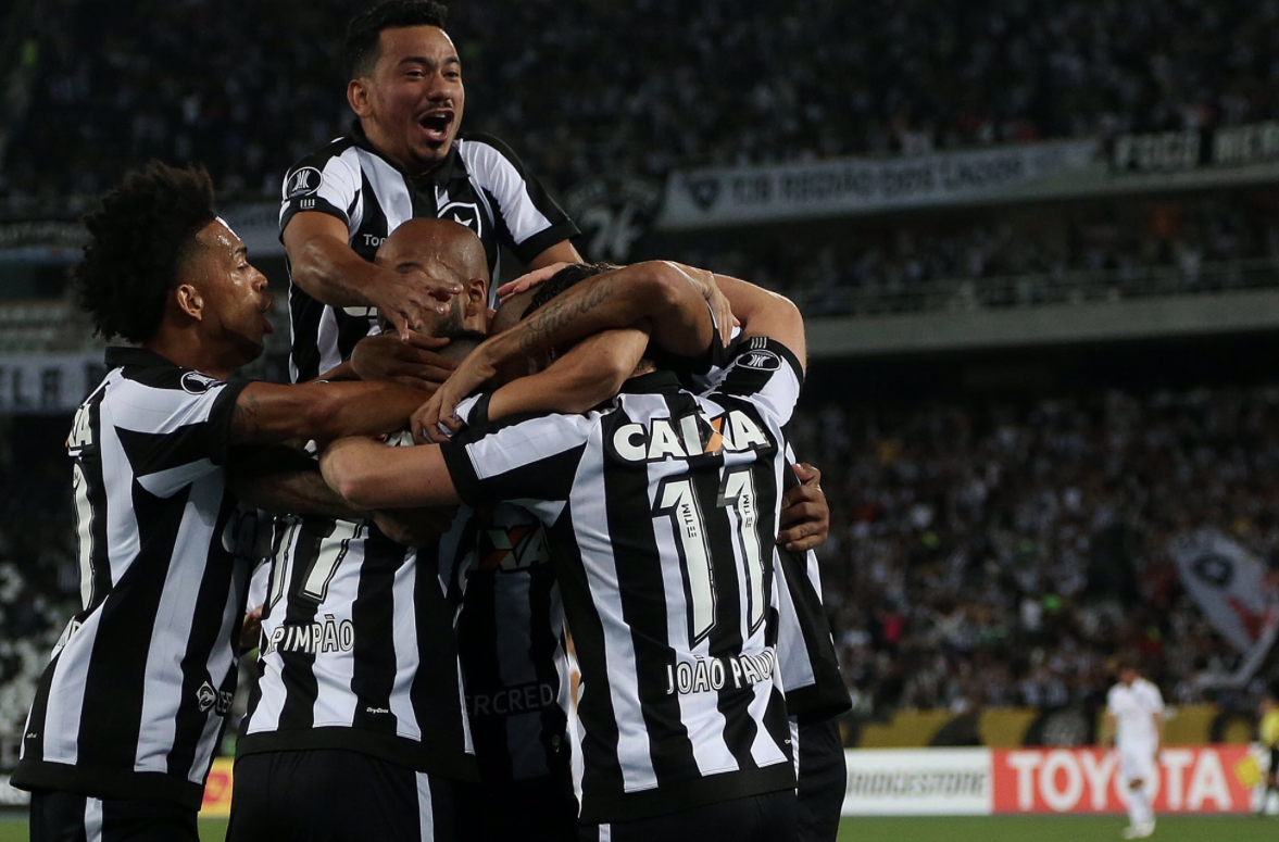 De casa cheia, Botafogo vence o Nacional por 2 a 0 e vai às quartas da Libertadores
