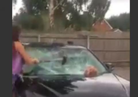 Socialite se revolta após descobrir traição e destrói a marretada BMW do marido