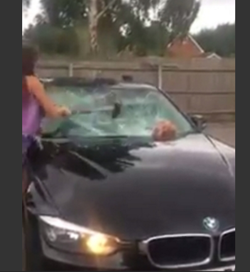 Socialite se revolta após descobrir traição e destrói a marretada BMW do marido