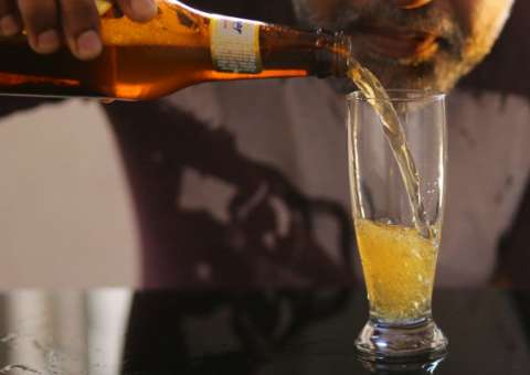 Homem processa cervejaria após encontrar algo estranho em bebida