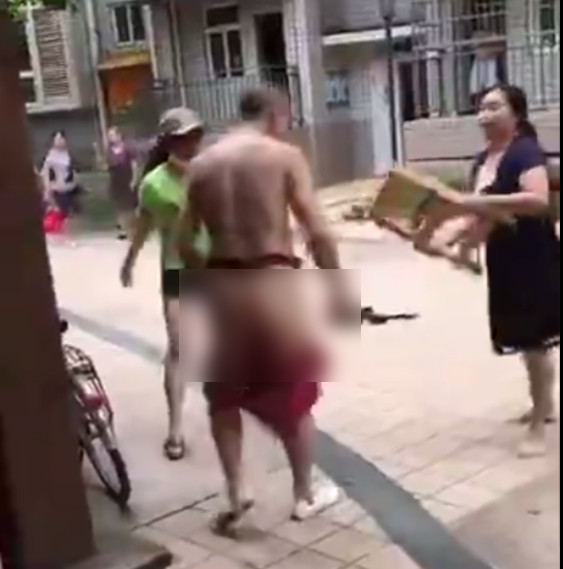 Homem é humilhado em via pública por esposa e amante após flagrante