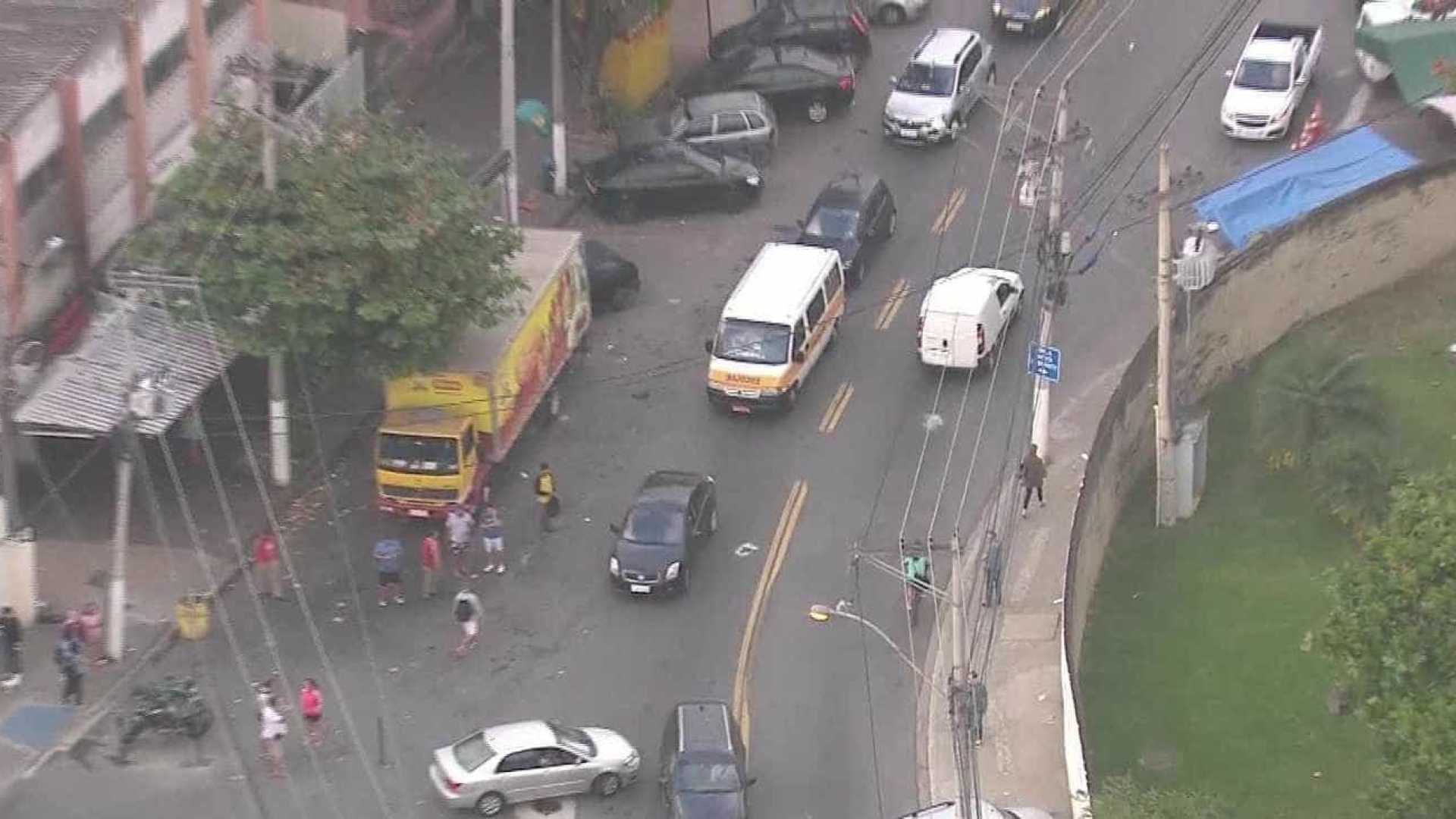 Para fugir da polícia, suspeitos roubam van escolar e fazem 3 crianças reféns