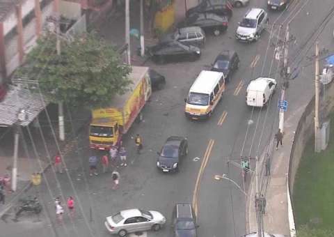 Para fugir da polícia, suspeitos roubam van escolar e fazem 3 crianças reféns