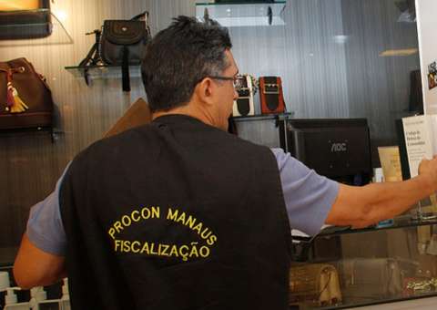 Procon Manaus realiza fiscalização no comércio para o Dia dos Pais 