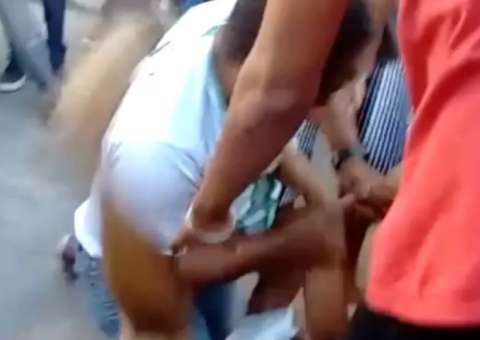 Diretor de escola e ex-aluno brigam em frente a colégio. Vídeo 