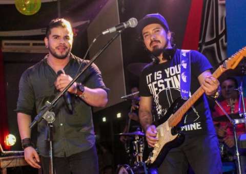 Daniel Trindade e dupla Marcos & Marinho agitam Moose Lounge