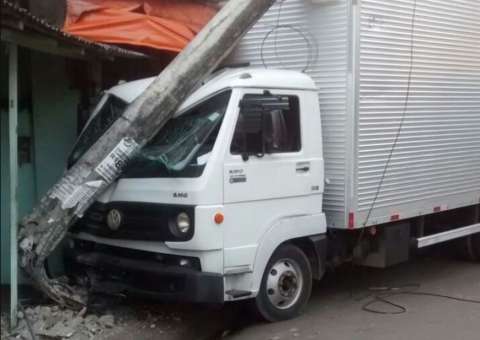 Caminhão desgovernado invade entrada de casa e arranca poste em Manaus