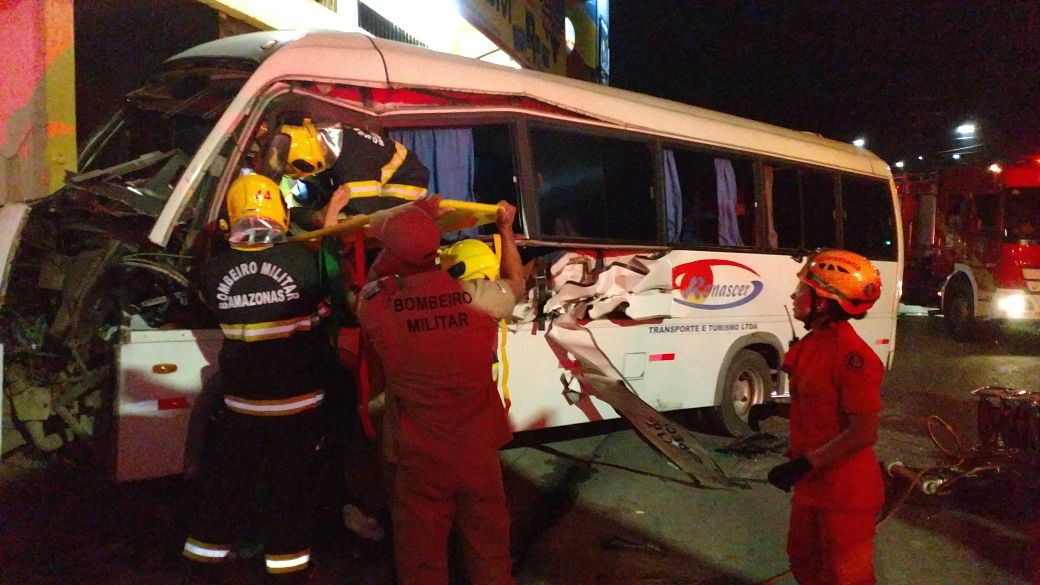 Microônibus com 14 pessoas invade loja e deixa homem preso às ferragens em Manaus