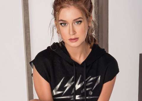   Marina Ruy Barbosa posa de top decotado e com barriga de fora