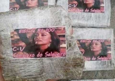 Personagem de Juliana Paes estampa trouxinhas de maconha 