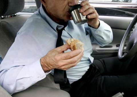 Trabalhador que comia dentro do carro da empresa será indenizado