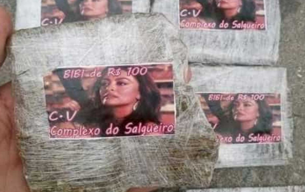 Personagem de Juliana Paes estampa trouxinhas de maconha 