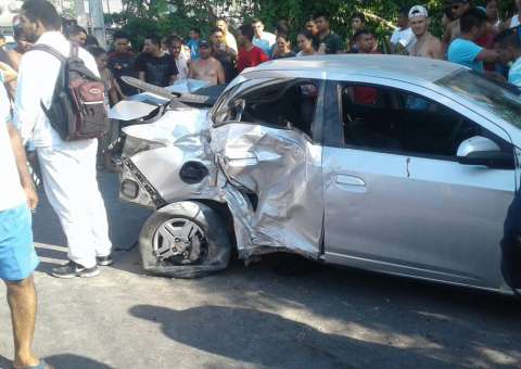 Homem morre em grave acidente de carro em avenida de Manaus