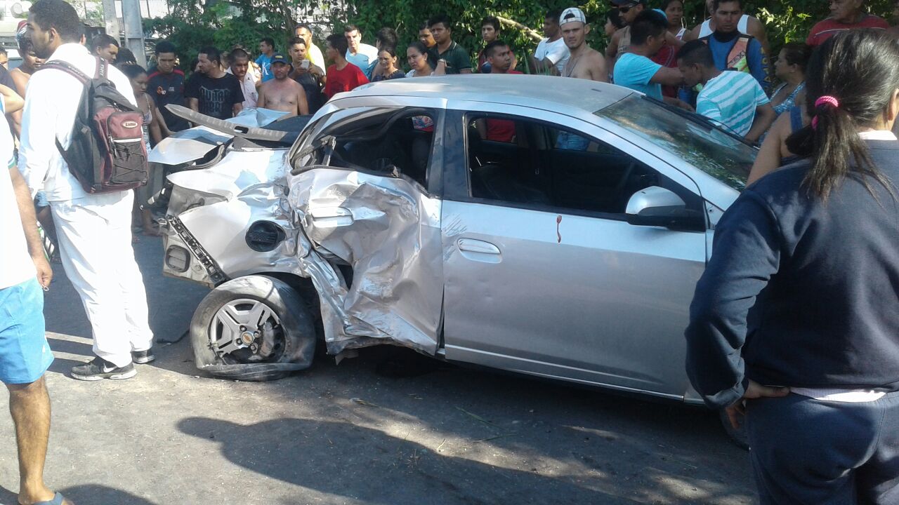 Homem morre em grave acidente de carro em avenida de Manaus