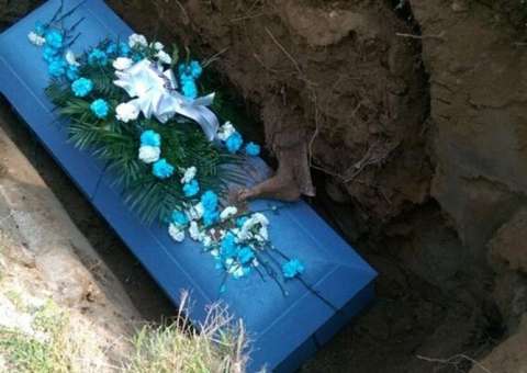 Durante enterro, família entra em pânico ao notar algo bizarro em cima de caixão
