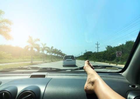 Jovem viaja com pés no painel do carro e uma tragédia acontece